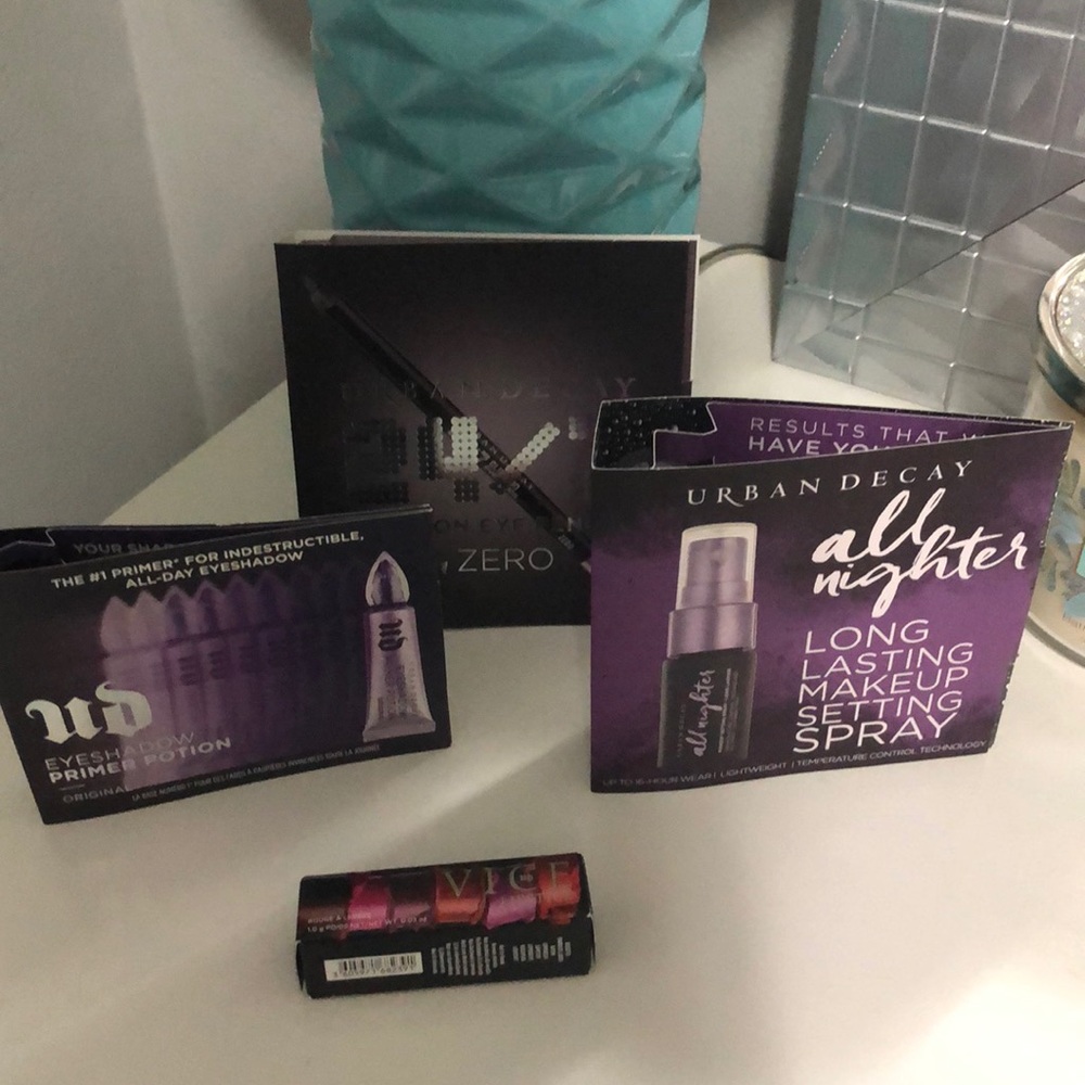 Deluxe sample set of Urban Decay makeup